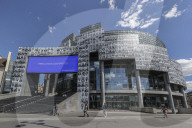 NEWS - Coronavirus: Kunstinstallation an der Bastille Oper in Paris dankt den Gesundheitsmitarbeitenden