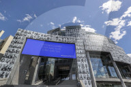 NEWS - Coronavirus: Kunstinstallation an der Bastille Oper in Paris dankt den Gesundheitsmitarbeitenden
