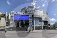 NEWS - Coronavirus: Kunstinstallation an der Bastille Oper in Paris dankt den Gesundheitsmitarbeitenden