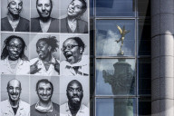 NEWS - Coronavirus: Kunstinstallation an der Bastille Oper in Paris dankt den Gesundheitsmitarbeitenden