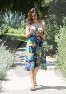 PREMIUM EXCLUSIVE Alessandra Ambrosio looking at most amazing tree in Santa Monica
