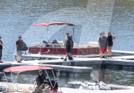 PEOPLE - Naya Riveras Vater George hilft am Sonntagmorgen bei der Suche am Piru-See