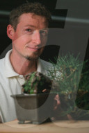 FEATURE - Adam Jones ist der erste Nicht-Japaner, der einen Bonsai-Garten in Japan bewirtschaftet