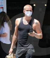 PREMIUM EXCLUSIVE Cody Simpson Is Looking RIPPED As He Shops For Groceries Without Miley Cyus