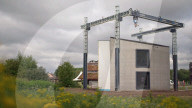 FEATURE - Ein zweistöckiges Haus, gebaut von Europas grösstem 3D-Drucker
