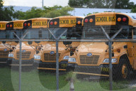NEWS - Coronavirus: Geparkte Schulbusse in einem Depot in Pompano Beach