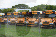 NEWS - Coronavirus: Geparkte Schulbusse in einem Depot in Pompano Beach