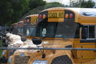 NEWS - Coronavirus: Geparkte Schulbusse in einem Depot in Pompano Beach