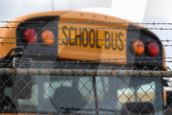 NEWS - Coronavirus: Geparkte Schulbusse in einem Depot in Pompano Beach