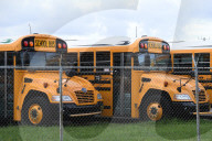 NEWS - Coronavirus: Geparkte Schulbusse in einem Depot in Pompano Beach