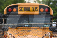 NEWS - Coronavirus: Geparkte Schulbusse in einem Depot in Pompano Beach