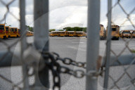 NEWS - Coronavirus: Geparkte Schulbusse in einem Depot in Pompano Beach
