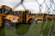 NEWS - Coronavirus: Geparkte Schulbusse in einem Depot in Pompano Beach