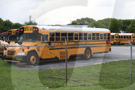 NEWS - Coronavirus: Geparkte Schulbusse in einem Depot in Pompano Beach