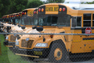 NEWS - Coronavirus: Geparkte Schulbusse in einem Depot in Pompano Beach
