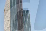 FEATURE - Mann beim erklimmt Hotelturm in Barcelona