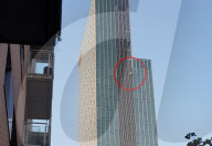 FEATURE - Mann beim erklimmt Hotelturm in Barcelona