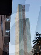 FEATURE - Mann beim erklimmt Hotelturm in Barcelona