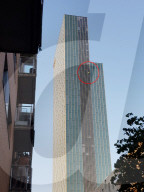 FEATURE - Mann beim erklimmt Hotelturm in Barcelona