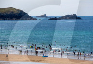 NEWS - Coronavirus: Reges Treiben am Fistral Beach in Newquay