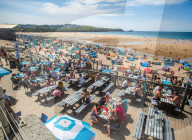 NEWS - Coronavirus: Reges Treiben am Fistral Beach in Newquay