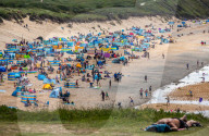 NEWS - Coronavirus: Reges Treiben am Fistral Beach in Newquay