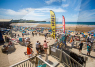 NEWS - Coronavirus: Reges Treiben am Fistral Beach in Newquay