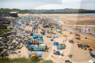 NEWS - Coronavirus: Reges Treiben am Fistral Beach in Newquay