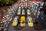 FEATURE - Peter Martin aus Marsham stellt die Tour de France mit Miniaturfiguren in seinem Garten nach