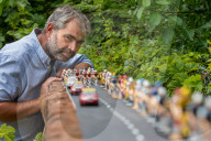 FEATURE - Peter Martin aus Marsham stellt die Tour de France mit Miniaturfiguren in seinem Garten nach
