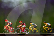 FEATURE - Peter Martin aus Marsham stellt die Tour de France mit Miniaturfiguren in seinem Garten nach
