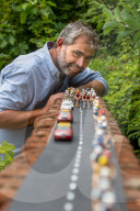 FEATURE - Peter Martin aus Marsham stellt die Tour de France mit Miniaturfiguren in seinem Garten nach