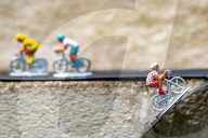 FEATURE - Peter Martin aus Marsham stellt die Tour de France mit Miniaturfiguren in seinem Garten nach