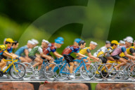 FEATURE - Peter Martin aus Marsham stellt die Tour de France mit Miniaturfiguren in seinem Garten nach