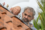 FEATURE - Peter Martin aus Marsham stellt die Tour de France mit Miniaturfiguren in seinem Garten nach