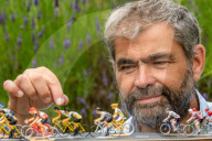 FEATURE - Peter Martin aus Marsham stellt die Tour de France mit Miniaturfiguren in seinem Garten nach