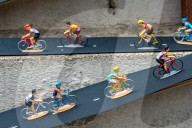 FEATURE - Peter Martin aus Marsham stellt die Tour de France mit Miniaturfiguren in seinem Garten nach