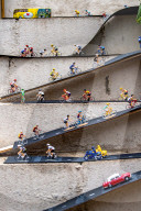 FEATURE - Peter Martin aus Marsham stellt die Tour de France mit Miniaturfiguren in seinem Garten nach