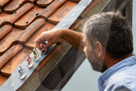FEATURE - Peter Martin aus Marsham stellt die Tour de France mit Miniaturfiguren in seinem Garten nach