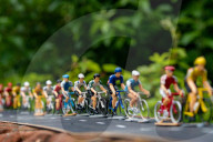 FEATURE - Peter Martin aus Marsham stellt die Tour de France mit Miniaturfiguren in seinem Garten nach