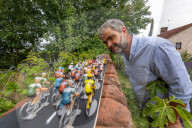 FEATURE - Peter Martin aus Marsham stellt die Tour de France mit Miniaturfiguren in seinem Garten nach
