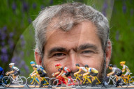FEATURE - Peter Martin aus Marsham stellt die Tour de France mit Miniaturfiguren in seinem Garten nach