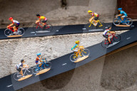 FEATURE - Peter Martin aus Marsham stellt die Tour de France mit Miniaturfiguren in seinem Garten nach