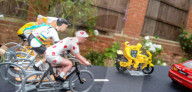 FEATURE - Peter Martin aus Marsham stellt die Tour de France mit Miniaturfiguren in seinem Garten nach