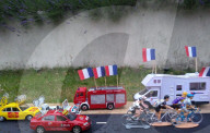 FEATURE - Peter Martin aus Marsham stellt die Tour de France mit Miniaturfiguren in seinem Garten nach