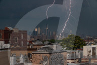NEWS - Gewitter in New York: Blitze über der Skyline von Manhattan