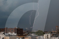 NEWS - Gewitter in New York: Blitze über der Skyline von Manhattan