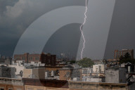 NEWS - Gewitter in New York: Blitze über der Skyline von Manhattan