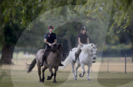 ROYALS - Prinz Edward mit Tochter Louise beim Ausritt im Park von Schloss Windsor