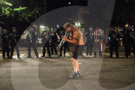 NEWS - BLM: Auseinandersetzungen zwischen Demonstranten und Bundespolizei in Portland, USA